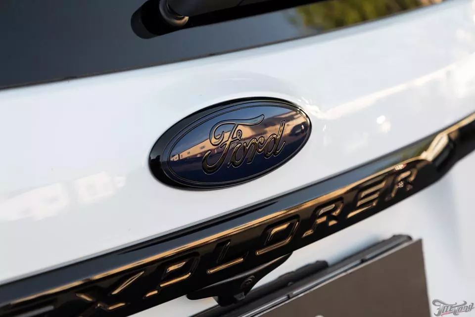 Ford Explorer. Удаление хрома и окрас в черный глянец.